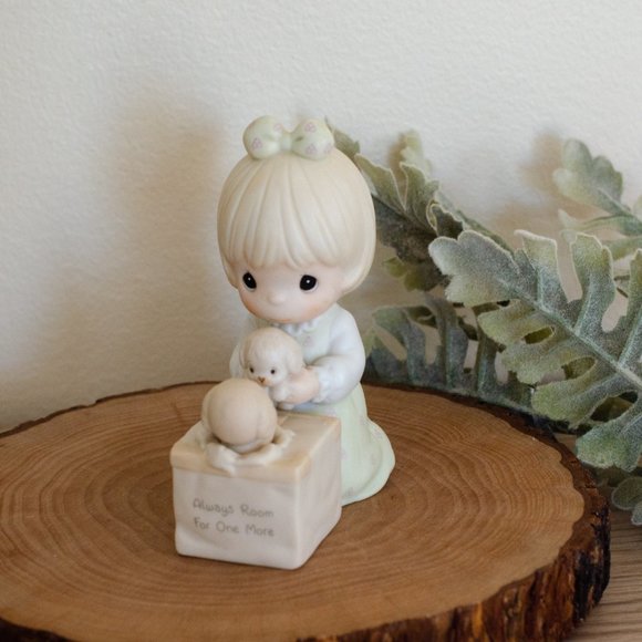 Precious Moments Girl with puppies' figurine, Enesco 1988 - Picture 5 of 6